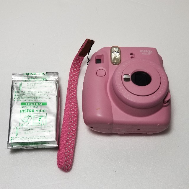 富士フイルム(フジフイルム)のFUJI FILM INSTAX MINI 8+ PINK カメラ　フィルム入り スマホ/家電/カメラのカメラ(フィルムカメラ)の商品写真