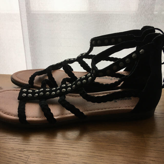 Minnetonka(ミネトンカ)の未使用　ミネトンカサンダル黒24 レディースの靴/シューズ(サンダル)の商品写真