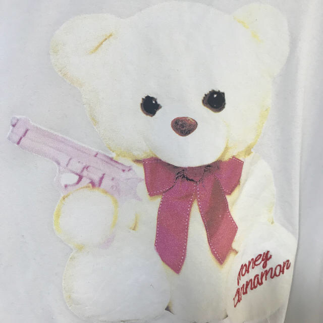 Honey Cinnamon(ハニーシナモン)のhoney cinnamon ピストル　くまちゃん　BIG Tシャツ　ホワイト レディースのトップス(Tシャツ(半袖/袖なし))の商品写真