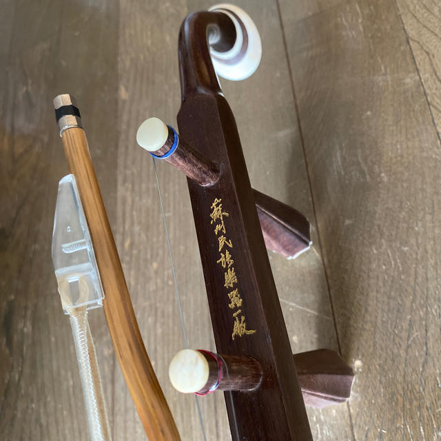 楽器　二胡　中国蘇州　虎丘楽器　本革 楽器の弦楽器(その他)の商品写真