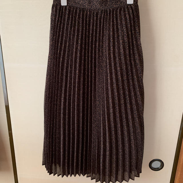 GU(ジーユー)のGU ジーユー プリーツミディスカート(フラワー)ブラックＭ レディースのスカート(ロングスカート)の商品写真
