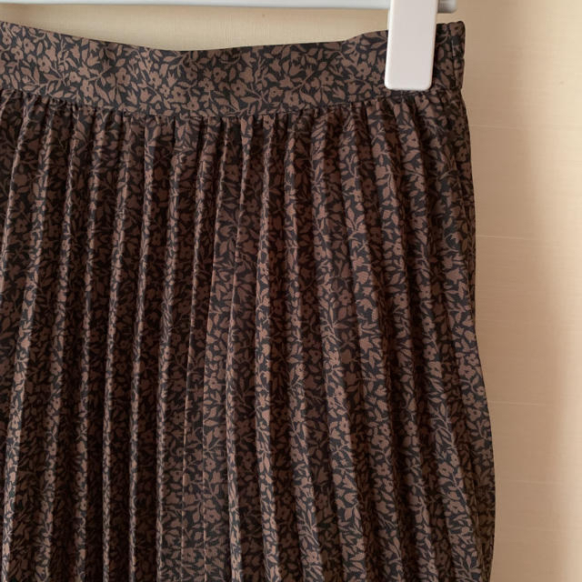 GU(ジーユー)のGU ジーユー プリーツミディスカート(フラワー)ブラックＭ レディースのスカート(ロングスカート)の商品写真