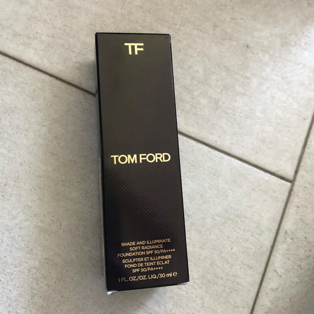 TOM FORD(トムフォード)の TOM FORD シェイドアンドイルミ ソフトラディアンスファンデ　新品く コスメ/美容のベースメイク/化粧品(ファンデーション)の商品写真