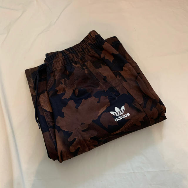 adidas(アディダス)のadidas originals Leaf Camo アディダス　トラックパンツ レディースのパンツ(カジュアルパンツ)の商品写真