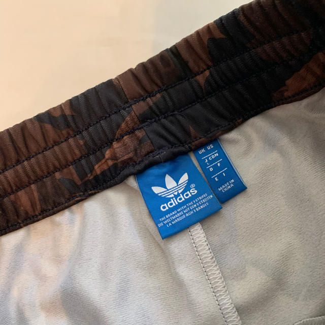 adidas(アディダス)のadidas originals Leaf Camo アディダス　トラックパンツ レディースのパンツ(カジュアルパンツ)の商品写真