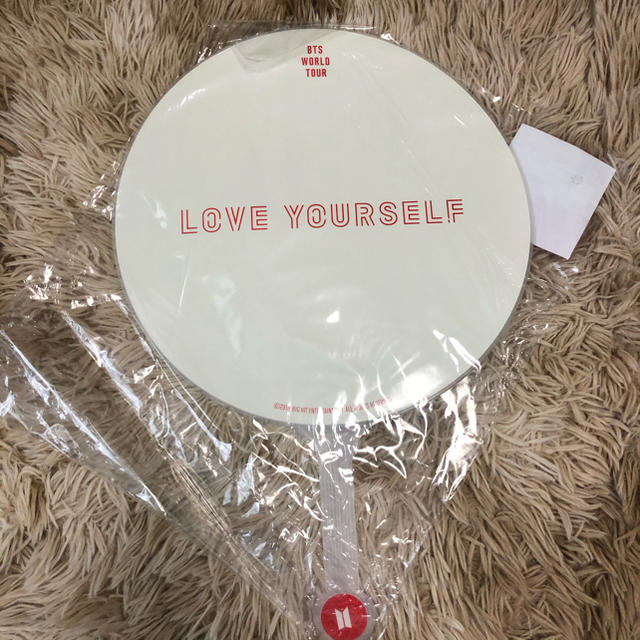 防弾少年団(BTS)(ボウダンショウネンダン)のLove your self うちわ エンタメ/ホビーのタレントグッズ(アイドルグッズ)の商品写真