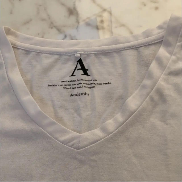 Andemiu(アンデミュウ)のTシャツ 白 未使用 Vネック アンデミュウ 夏 新品 未使用 レディースのトップス(Tシャツ(半袖/袖なし))の商品写真