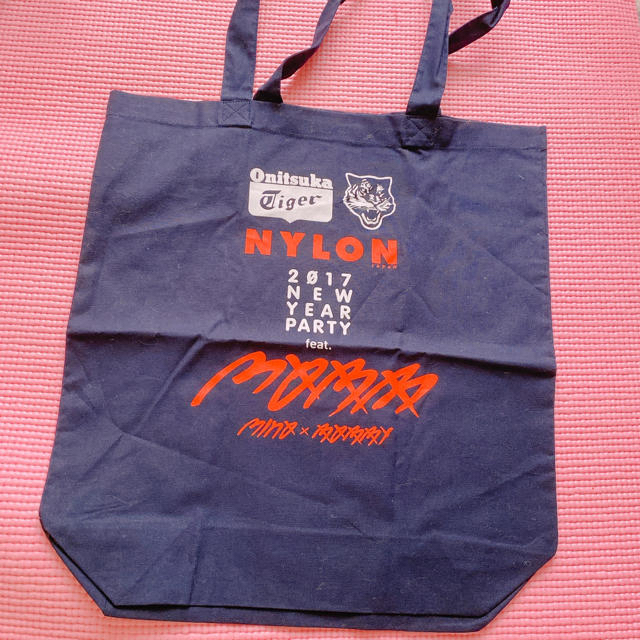 iKON(アイコン)のNYLON PARTY2017 トートバッグ　MOBB エンタメ/ホビーのタレントグッズ(アイドルグッズ)の商品写真