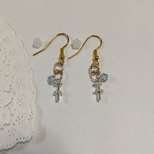 はなび ピアス  light blue ハンドメイドのアクセサリー(ピアス)の商品写真