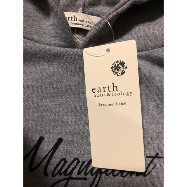 earth music & ecology(アースミュージックアンドエコロジー)の新品タグ付き ロゴパーカー earth music&ecology レディースのトップス(パーカー)の商品写真