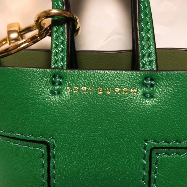 Tory Burch(トリーバーチ)のTORY BURCH ミニバッグチャーム グリーン ハンドメイドのファッション小物(バッグチャーム)の商品写真