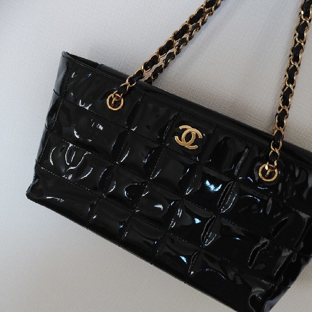 CHANEL(シャネル)のCHANEL エナメル   チェーン  バック レディースのバッグ(ハンドバッグ)の商品写真