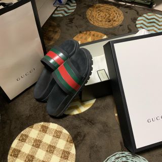 グッチ(Gucci)のGUCCI サンダル　中古　27〜28(サンダル)