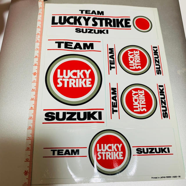 スズキ(スズキ)の【希少】SUZUKI×LUCKY STRIKE ステッカー 1シート 自動車/バイクの自動車(車外アクセサリ)の商品写真