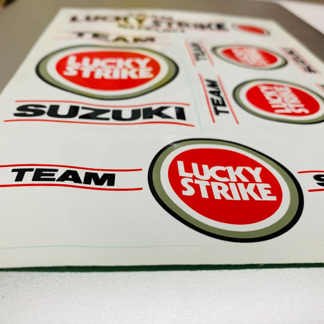 スズキ(スズキ)の【希少】SUZUKI×LUCKY STRIKE ステッカー 1シート 自動車/バイクの自動車(車外アクセサリ)の商品写真