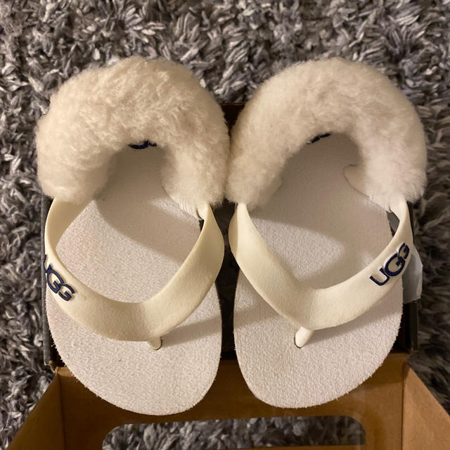 UGG(アグ)のugg ベビー　サンダル　Mサイズ　 キッズ/ベビー/マタニティのベビー靴/シューズ(~14cm)(サンダル)の商品写真