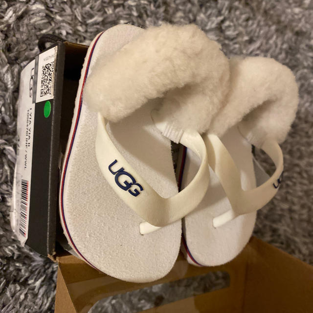 UGG(アグ)のugg ベビー　サンダル　Mサイズ　 キッズ/ベビー/マタニティのベビー靴/シューズ(~14cm)(サンダル)の商品写真