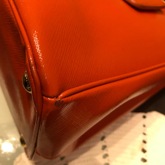 PRADA(プラダ)のプラダ サフィアーノ ヴェルニ ハンドバッグ オレンジ レディースのバッグ(ハンドバッグ)の商品写真