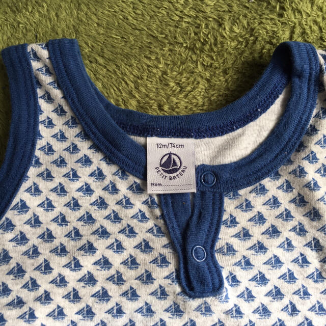 PETIT BATEAU(プチバトー)のヨット柄ノースリーブロンパース74㎝ キッズ/ベビー/マタニティのベビー服(~85cm)(ロンパース)の商品写真