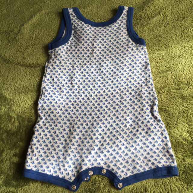 PETIT BATEAU(プチバトー)のヨット柄ノースリーブロンパース74㎝ キッズ/ベビー/マタニティのベビー服(~85cm)(ロンパース)の商品写真