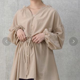 ダブルクローゼット(w closet)のギャザーブラウス(シャツ/ブラウス(長袖/七分))