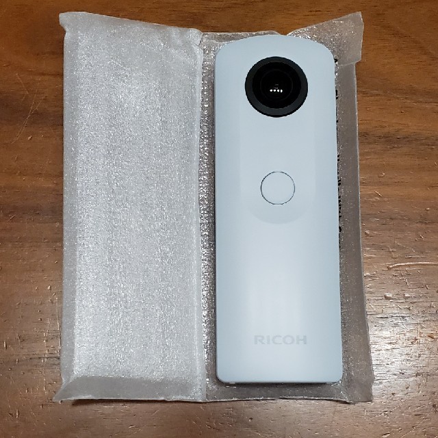 RICOH(リコー)の【新品・未使用】RICOH THETA SC WHITE スマホ/家電/カメラのカメラ(コンパクトデジタルカメラ)の商品写真