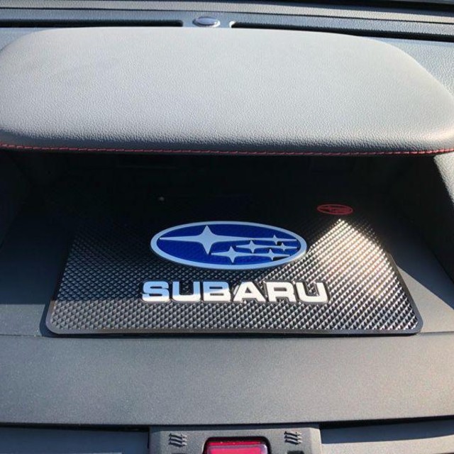 SUBARU スバル エンブレム ロゴ入りダッシュボードマット 滑り止めシート 自動車/バイクの自動車(車内アクセサリ)の商品写真