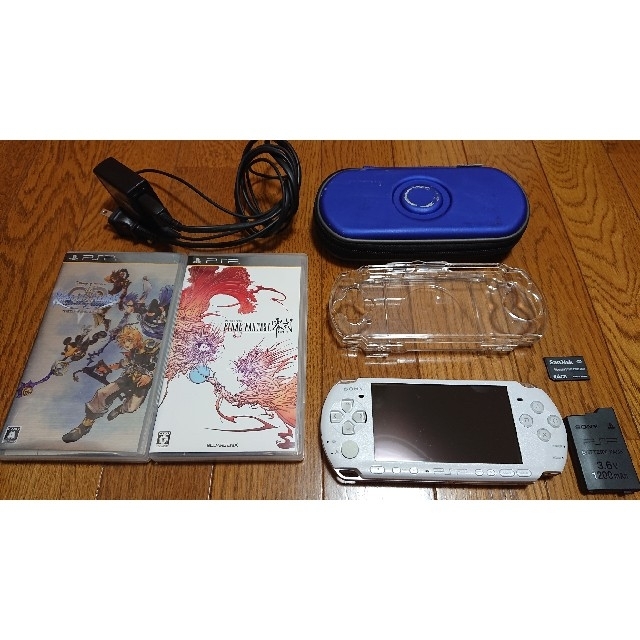 PlayStation Portable(プレイステーションポータブル)のPSP-3000 PW ソフト2本 エンタメ/ホビーのゲームソフト/ゲーム機本体(携帯用ゲーム機本体)の商品写真