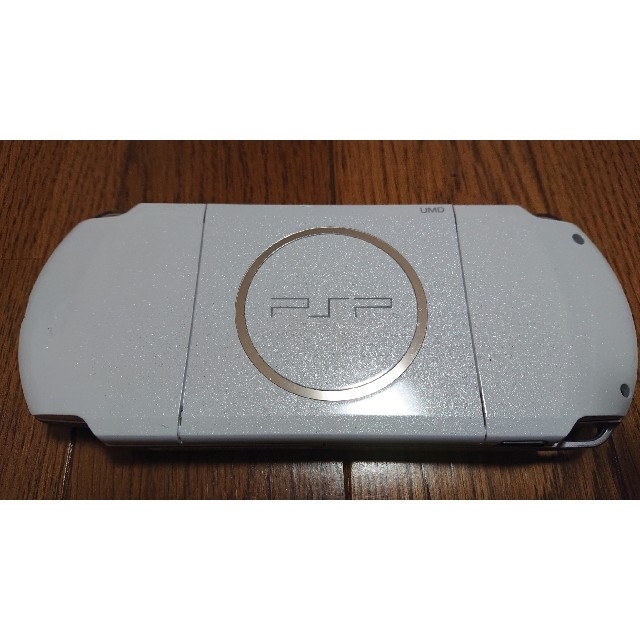 PlayStation Portable(プレイステーションポータブル)のPSP-3000 PW ソフト2本 エンタメ/ホビーのゲームソフト/ゲーム機本体(携帯用ゲーム機本体)の商品写真