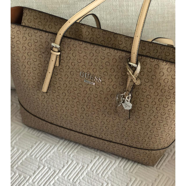 GUESS(ゲス)のGUESS カバン　新品 レディースのバッグ(ショルダーバッグ)の商品写真