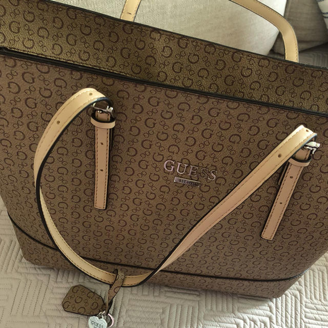 GUESS(ゲス)のGUESS カバン　新品 レディースのバッグ(ショルダーバッグ)の商品写真