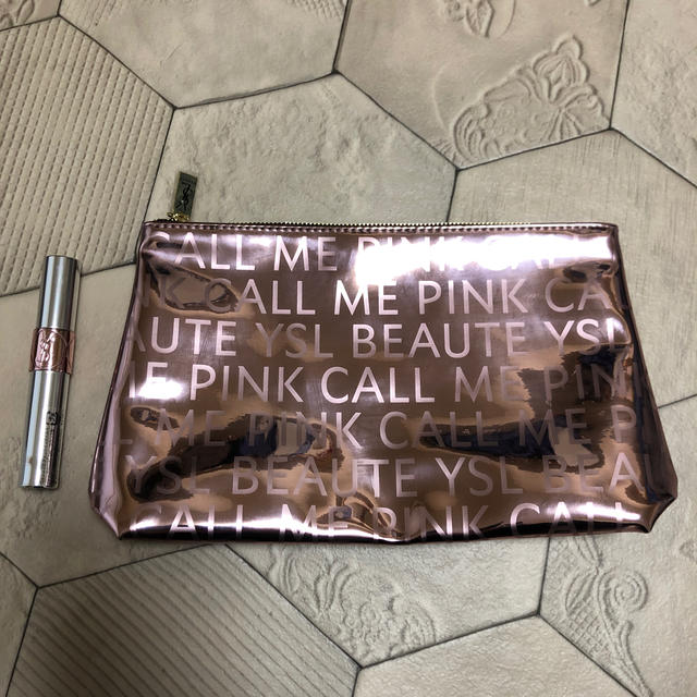 Yves Saint Laurent Beaute(イヴサンローランボーテ)のイヴ・サンローラン　ポーチ　メタリックピンク レディースのファッション小物(ポーチ)の商品写真