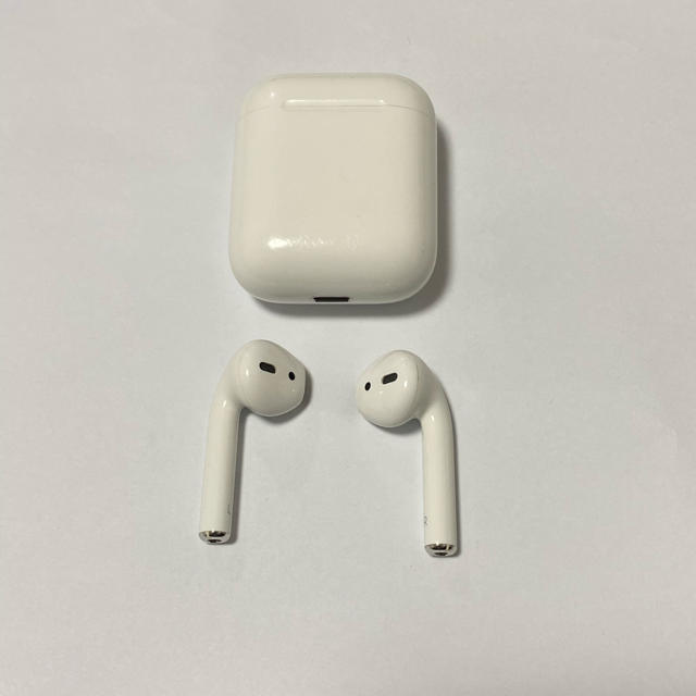 Apple(アップル)のAirpods 本体　バッテリーケース　正規品 スマホ/家電/カメラのオーディオ機器(ヘッドフォン/イヤフォン)の商品写真