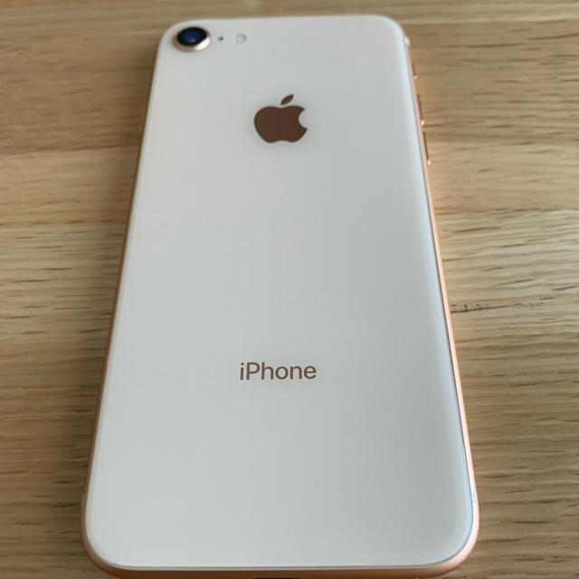 Apple(アップル)のiphone8 64GB ゴールド　ドコモ　本体のみ simロック解除済 スマホ/家電/カメラのスマートフォン/携帯電話(スマートフォン本体)の商品写真