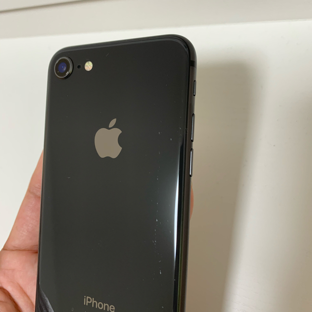 Apple(アップル)のiphone8 64GB スペースグレイ　au 本体のみ　simロック解除済 スマホ/家電/カメラのスマートフォン/携帯電話(スマートフォン本体)の商品写真