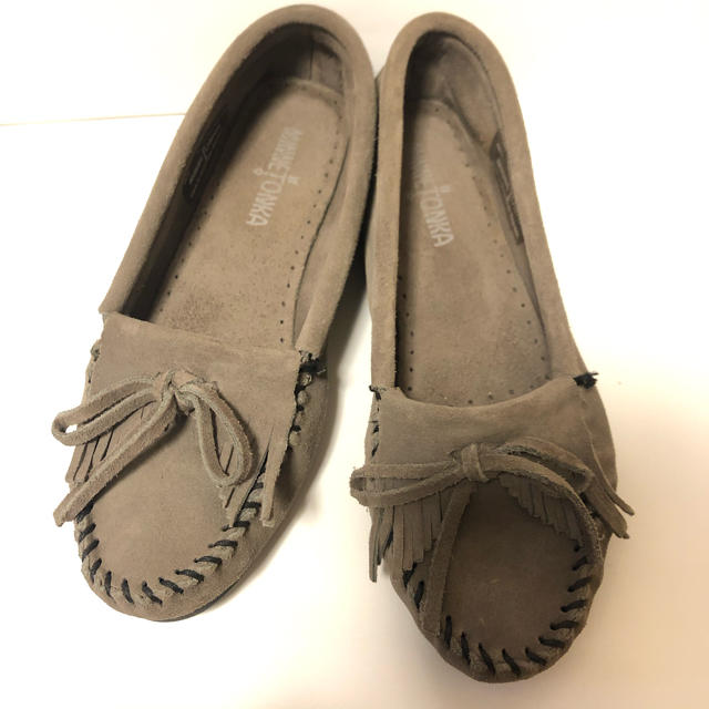 Minnetonka(ミネトンカ)のミネトンカ　KILTY SUEDE MOC Grey 7 size7 サイズ7 レディースの靴/シューズ(スリッポン/モカシン)の商品写真