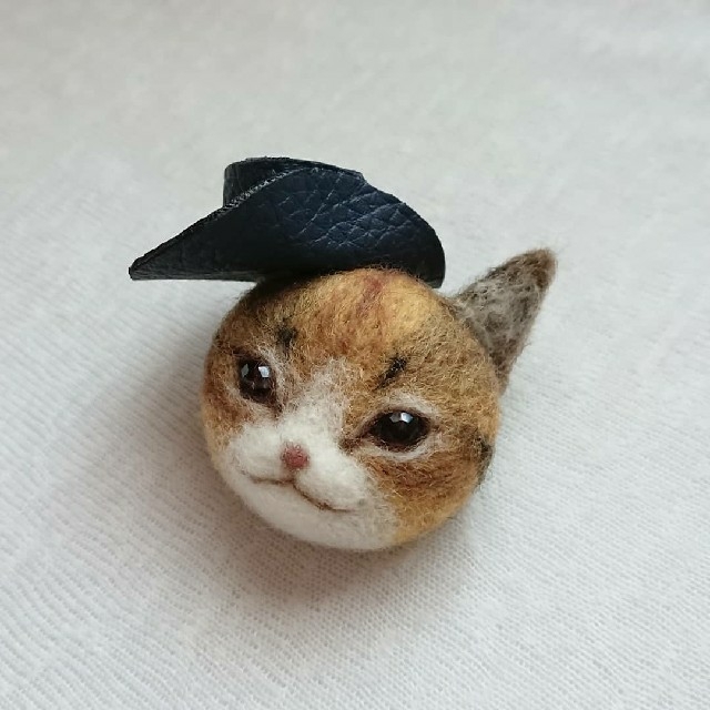 帽子をかぶった茶ねこミニ ブローチ ハンドメイドのアクセサリー(コサージュ/ブローチ)の商品写真