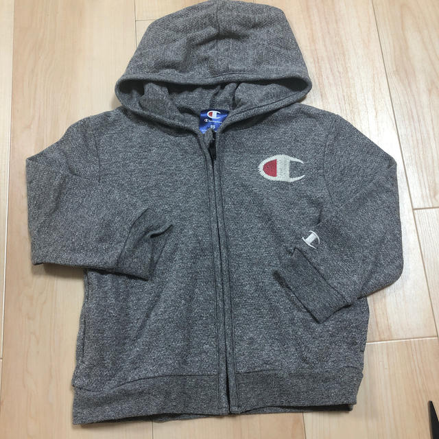 Champion(チャンピオン)のチャンピョン　薄手パーカー　グレー　95 キッズ/ベビー/マタニティのキッズ服男の子用(90cm~)(ジャケット/上着)の商品写真