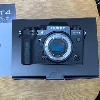 フジフイルム(富士フイルム)の値下げFUJIFILM X-T4 ボディ　ブラック　新品同様　ストロボ付き(ミラーレス一眼)