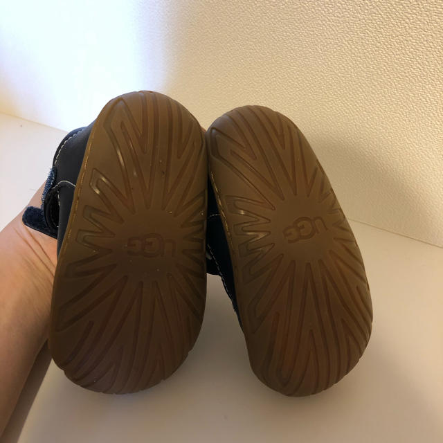 UGG(アグ)の定価15.000円　UGG キッズ　サンダル　13.5 サイズ6 キッズ/ベビー/マタニティのベビー靴/シューズ(~14cm)(サンダル)の商品写真