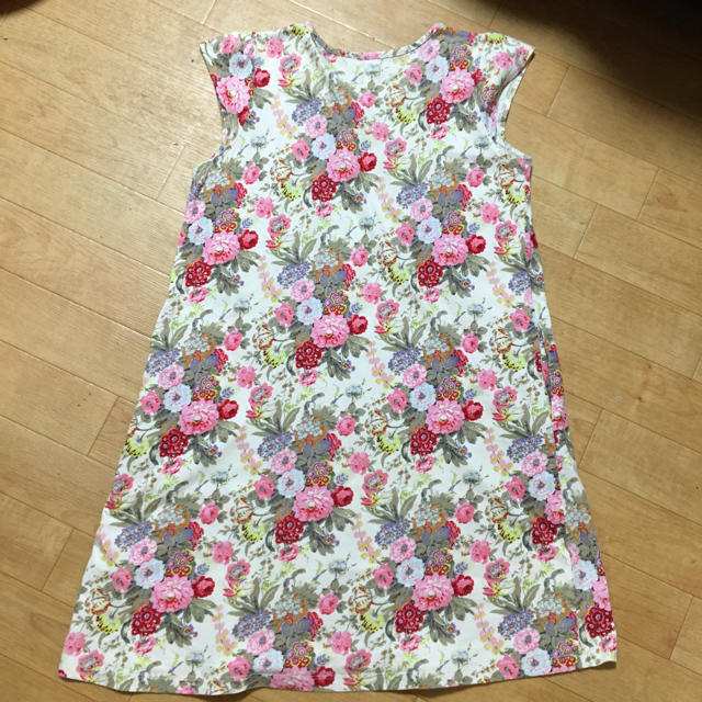 UNIQLO(ユニクロ)のユニクロ　UT花柄ワンピース150cm キッズ/ベビー/マタニティのキッズ服女の子用(90cm~)(ワンピース)の商品写真