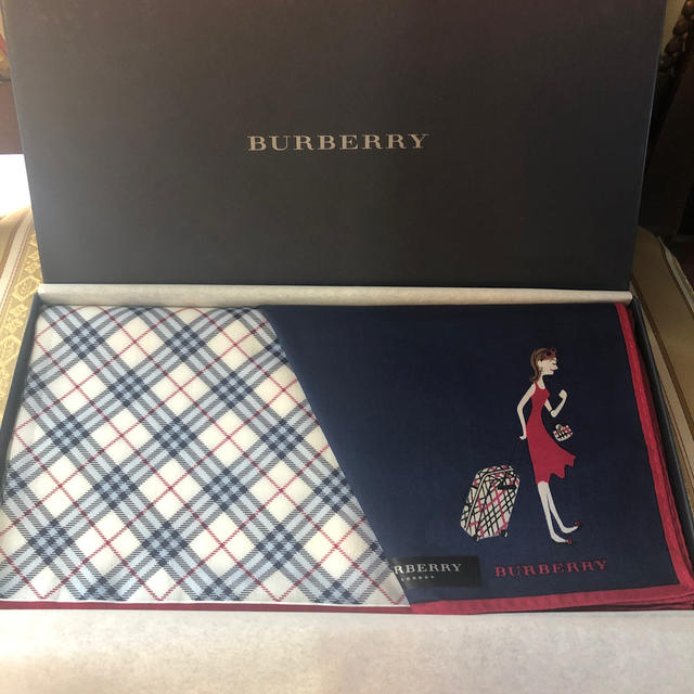 BURBERRY(バーバリー)の未使用　箱入り　バーバリーハンカチ2枚　ラインストーン レディースのファッション小物(ハンカチ)の商品写真