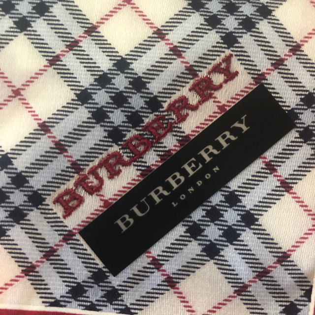 BURBERRY(バーバリー)の未使用　箱入り　バーバリーハンカチ2枚　ラインストーン レディースのファッション小物(ハンカチ)の商品写真