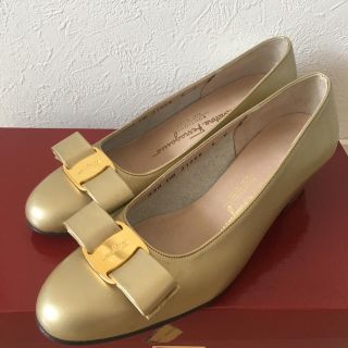 サルヴァトーレフェラガモ(Salvatore Ferragamo)の【たんぽぽさま専用】フェラガモ ヴァラ パンプス(ハイヒール/パンプス)