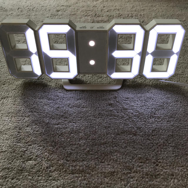 LEDデジタル置き時計ホワイト　中古品 インテリア/住まい/日用品のインテリア小物(置時計)の商品写真