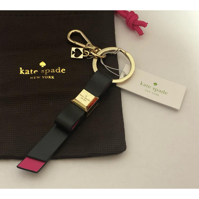 kate spade new york(ケイトスペードニューヨーク)の新品 ケイトスペード リボン キーホルダー ブラック×ピンク 袋付き レディースのファッション小物(キーホルダー)の商品写真