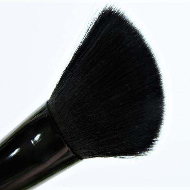 elf(エルフ)の■未使用■e.l.f■ANGLED BLUSH BRUSH(斜めチークブラシ)■ コスメ/美容のメイク道具/ケアグッズ(チーク/フェイスブラシ)の商品写真