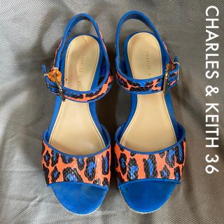 チャールズアンドキース(Charles and Keith)の【CHARLES & KEITH／限定割引即購入可】青×オレンジウェッジサンダル(サンダル)