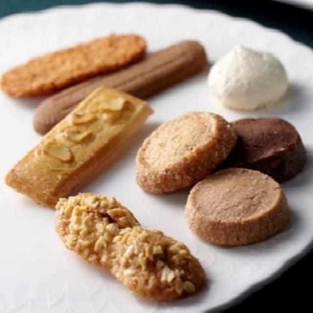 帝国ホテル クッキー イチジク,チョコレート,マカロン 8種類52個詰め合せ 食品/飲料/酒の食品(菓子/デザート)の商品写真
