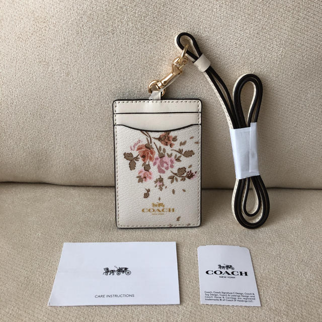 COACH(コーチ)のなずな様専用 タグ付き新品★COACH 花柄 レザー ID カードケース レディースのファッション小物(パスケース/IDカードホルダー)の商品写真